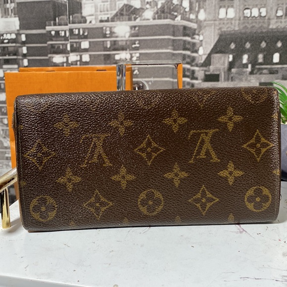 Authentic Louis Vuitton Monogram Sarah Wallet - Picture 5 of 15